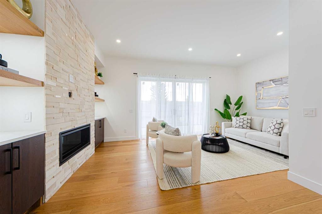 5003 21 Avenue Nw, Calgary, AB - Indoor Photo Showing Living Room With Fireplace