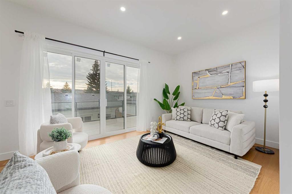 5003 21 Avenue Nw, Calgary, AB - Indoor Photo Showing Living Room