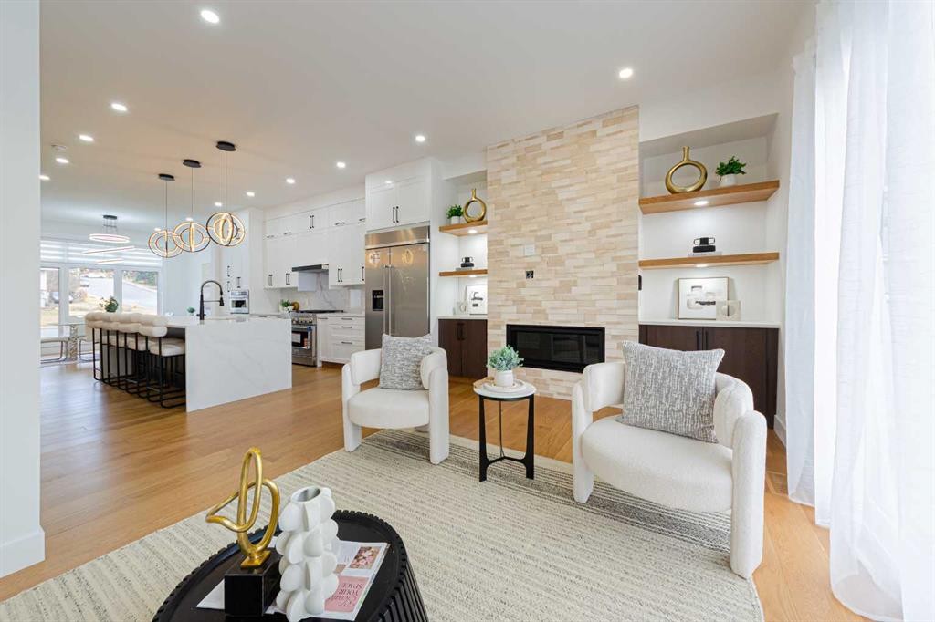 5003 21 Avenue Nw, Calgary, AB - Indoor Photo Showing Living Room
