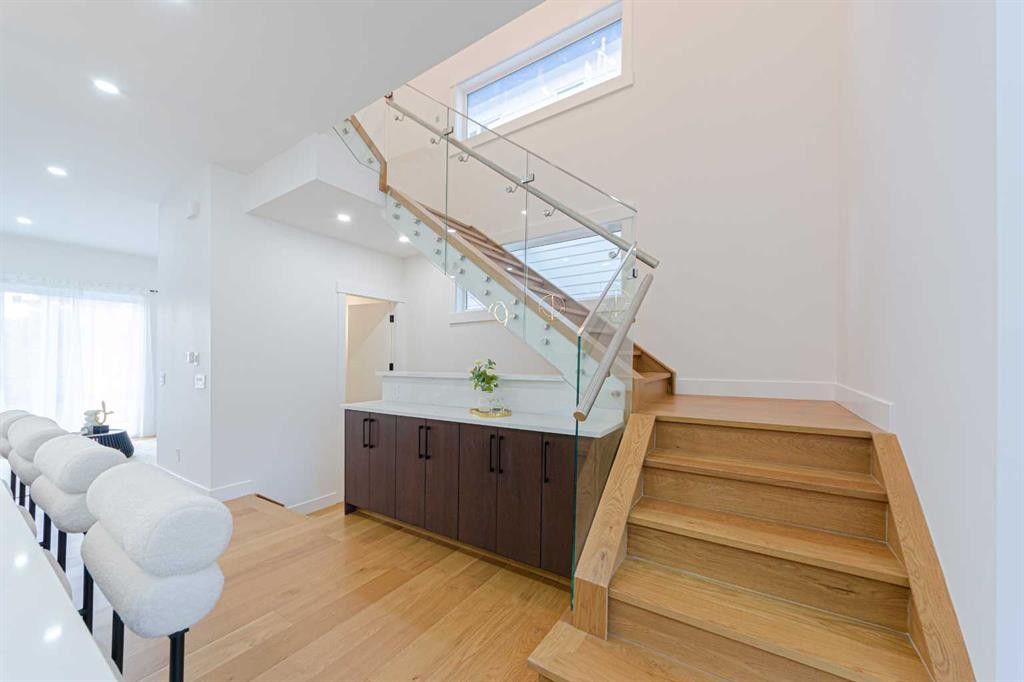 5003 21 Avenue Nw, Calgary, AB - Indoor Photo Showing Other Room