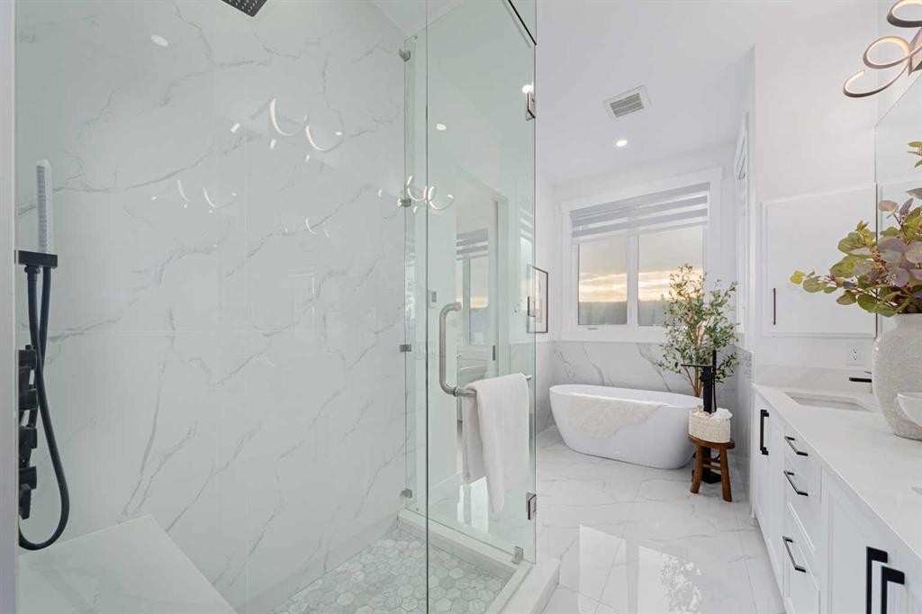 5003 21 Avenue Nw, Calgary, AB - Indoor Photo Showing Bathroom