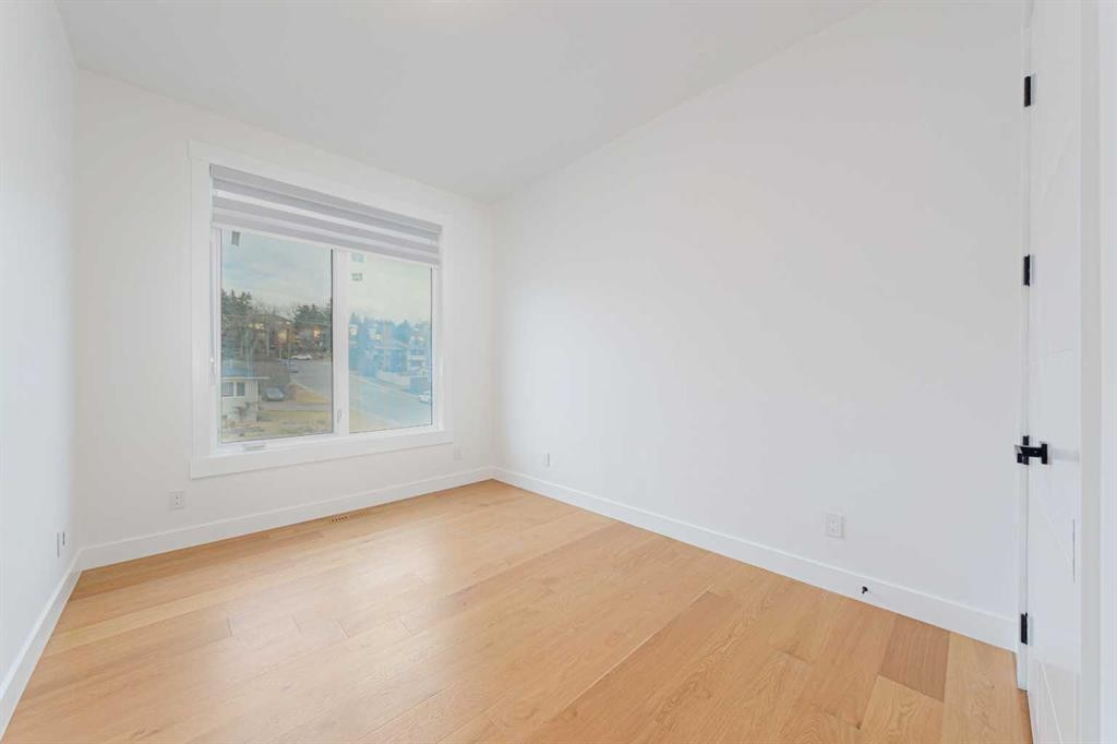 5003 21 Avenue Nw, Calgary, AB - Indoor Photo Showing Other Room