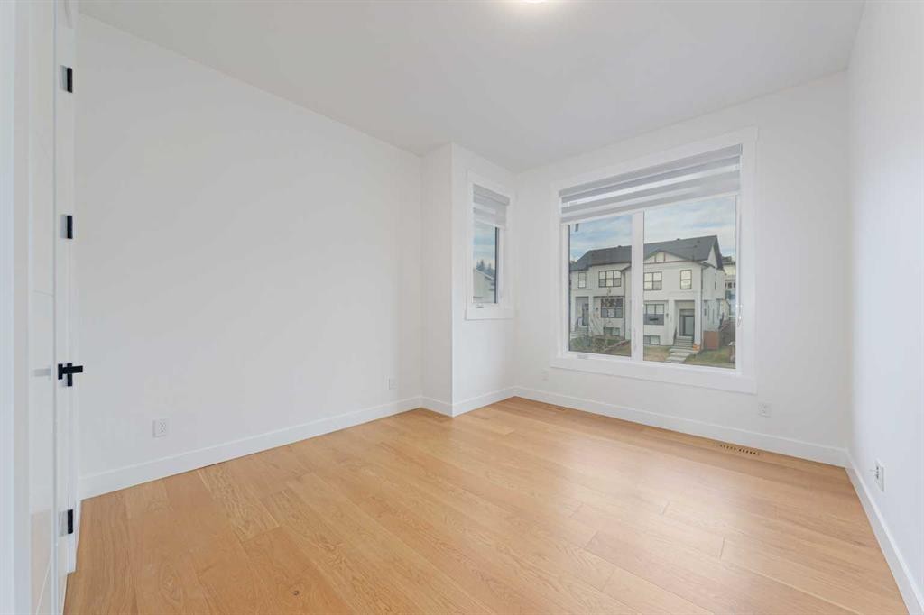 5003 21 Avenue Nw, Calgary, AB - Indoor Photo Showing Other Room