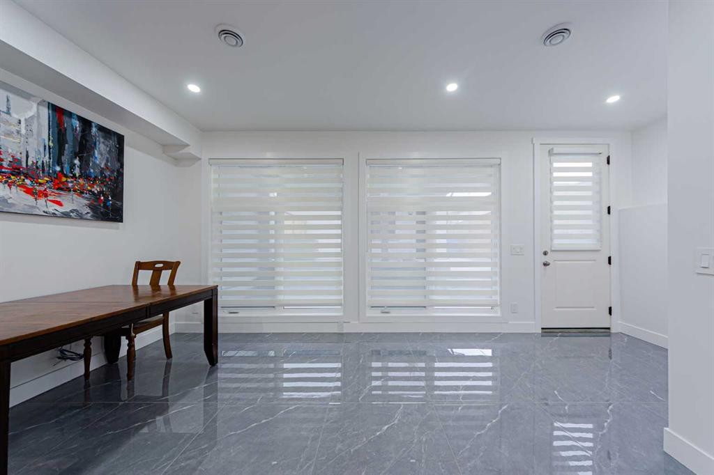 5003 21 Avenue Nw, Calgary, AB - Indoor Photo Showing Other Room