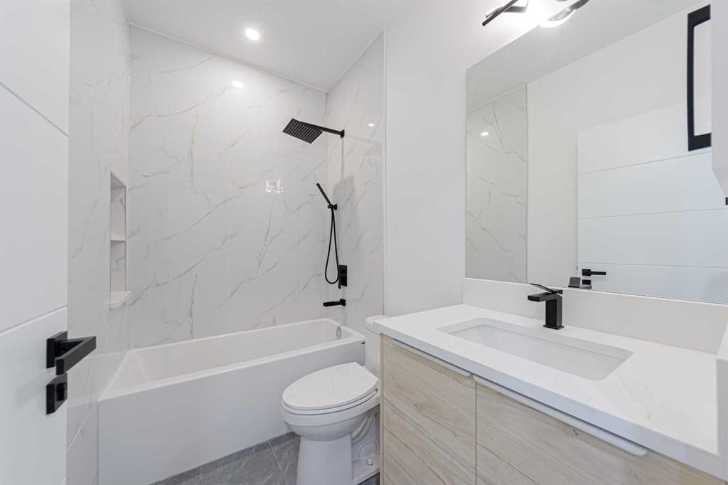 5003 21 Avenue Nw, Calgary, AB - Indoor Photo Showing Bathroom