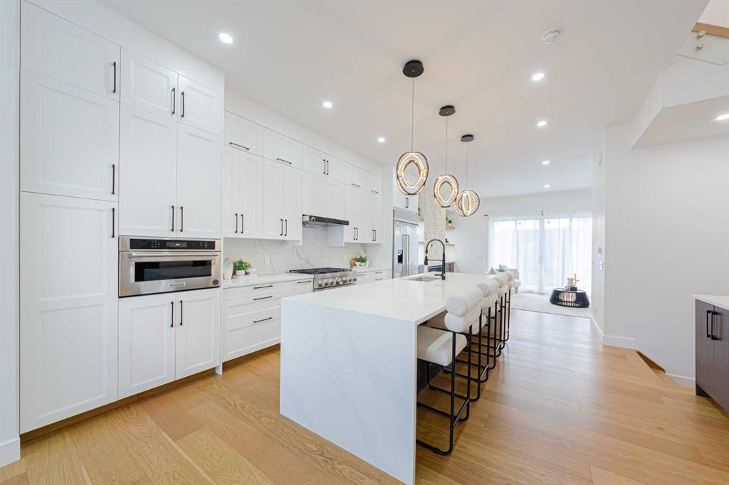 5003 21 Avenue Nw, Calgary, AB - Indoor Photo Showing Kitchen With Upgraded Kitchen