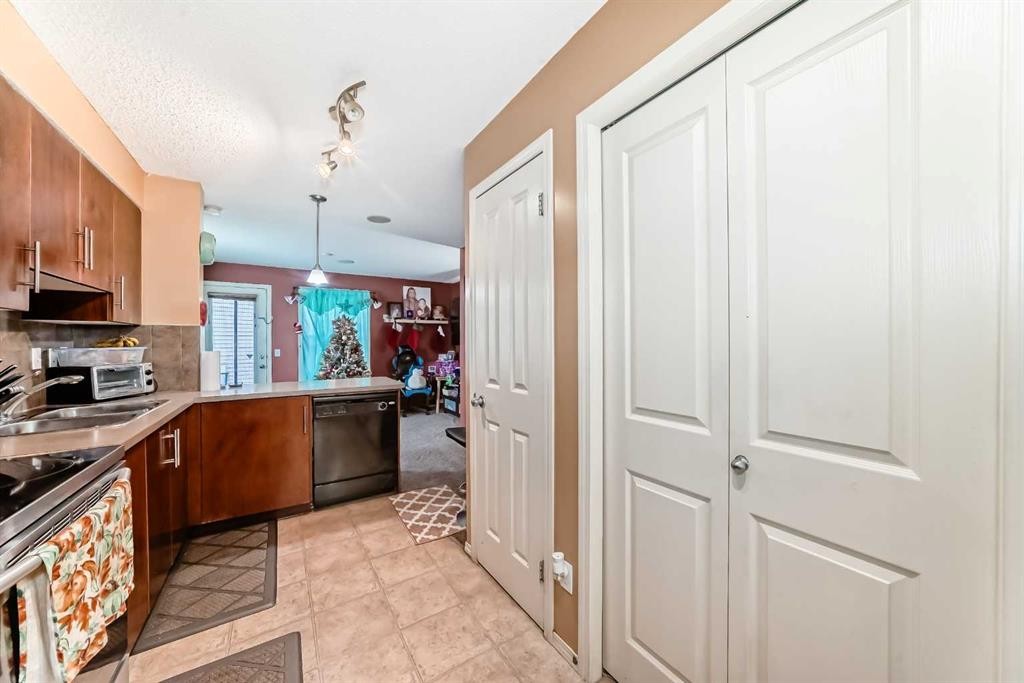 244 Saddlebrook Point Ne, Calgary, AB - Indoor Photo Showing Kitchen With Double Sink