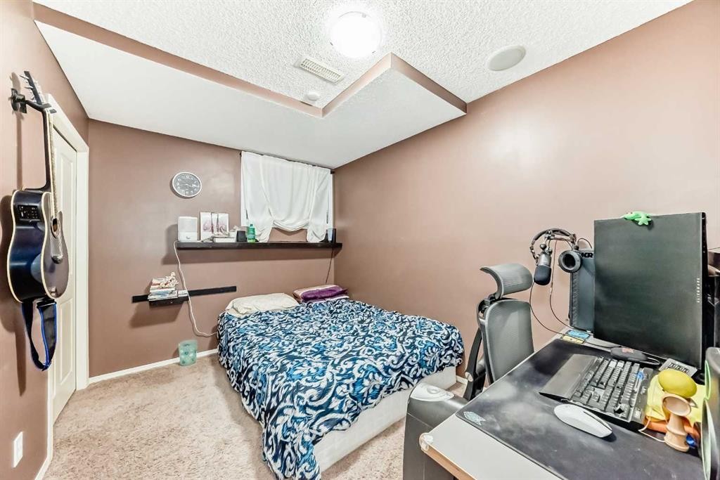 244 Saddlebrook Point Ne, Calgary, AB - Indoor Photo Showing Bedroom