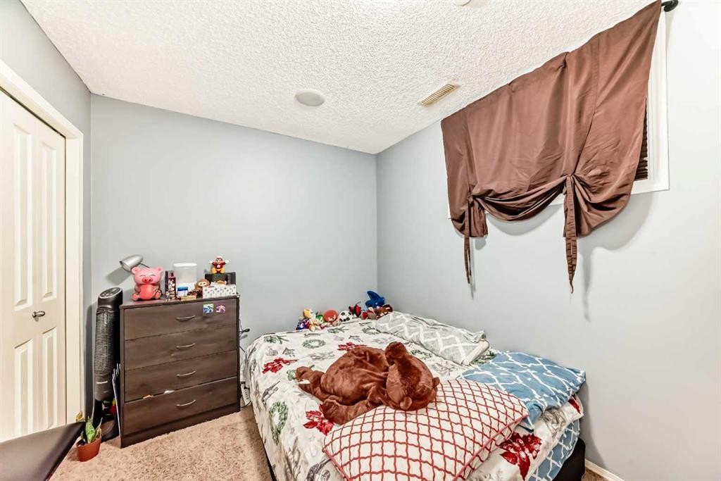 244 Saddlebrook Point Ne, Calgary, AB - Indoor Photo Showing Bedroom