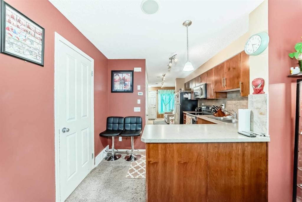 244 Saddlebrook Point Ne, Calgary, AB - Indoor Photo Showing Kitchen