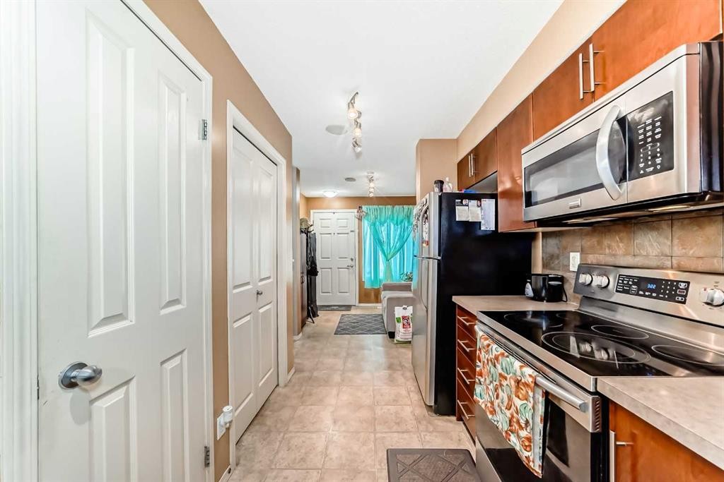 244 Saddlebrook Point Ne, Calgary, AB - Indoor Photo Showing Kitchen