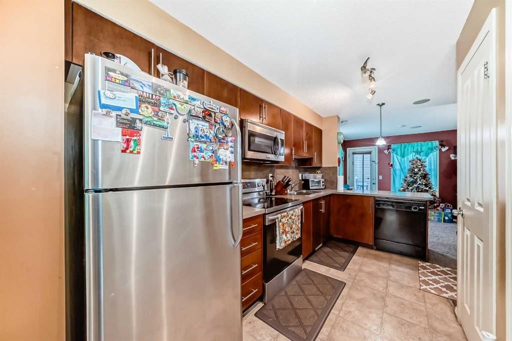 244 Saddlebrook Point Ne, Calgary, AB - Indoor Photo Showing Kitchen