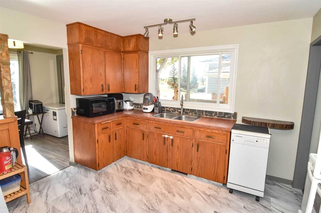 112 Woodvale Road Sw, Calgary, AB - Indoor Photo Showing Kitchen With Double Sink