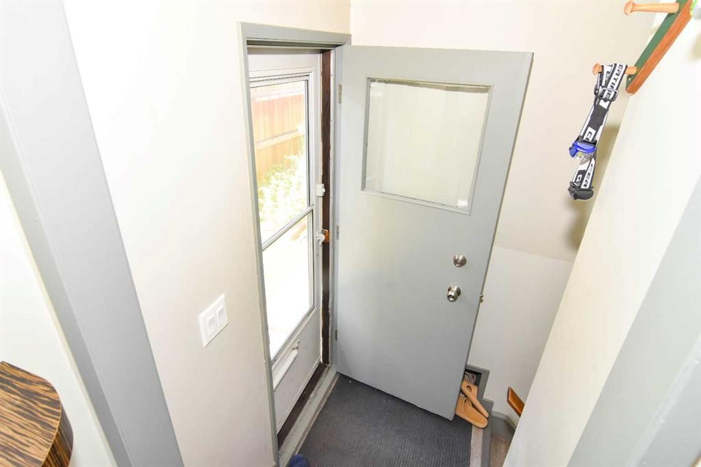 112 Woodvale Road Sw, Calgary, AB - Indoor Photo Showing Other Room