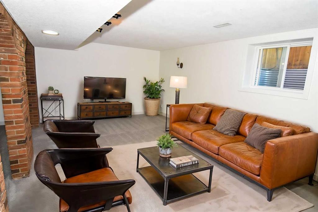 112 Woodvale Road Sw, Calgary, AB - Indoor Photo Showing Living Room