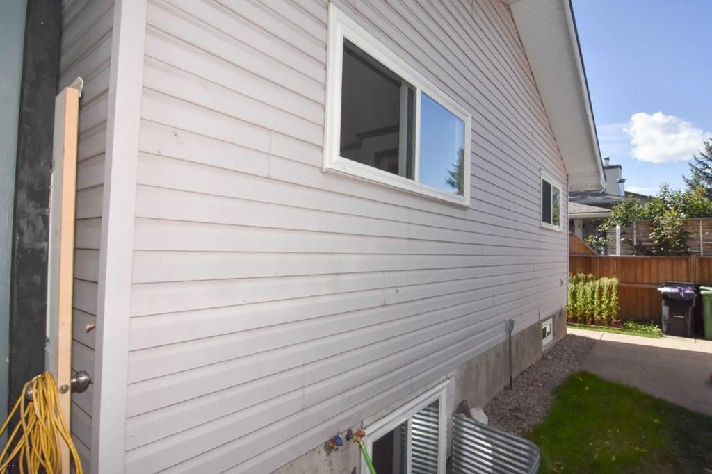 112 Woodvale Road Sw, Calgary, AB - Outdoor With Exterior