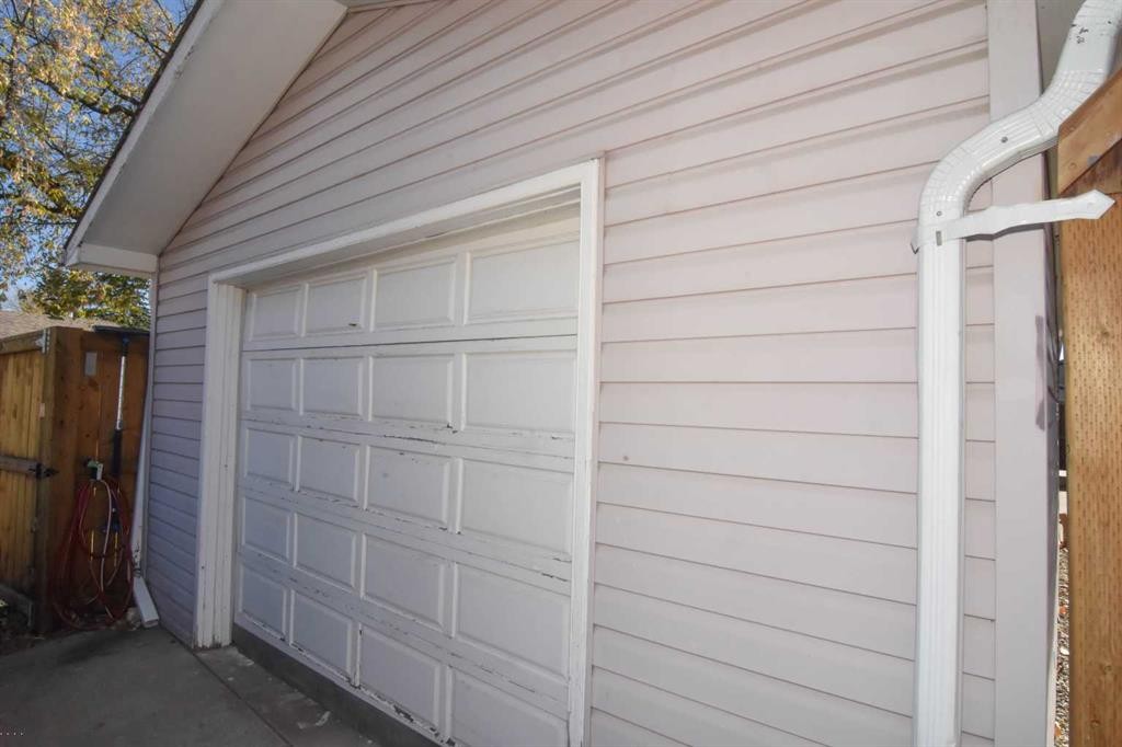 112 Woodvale Road Sw, Calgary, AB - Outdoor With Exterior