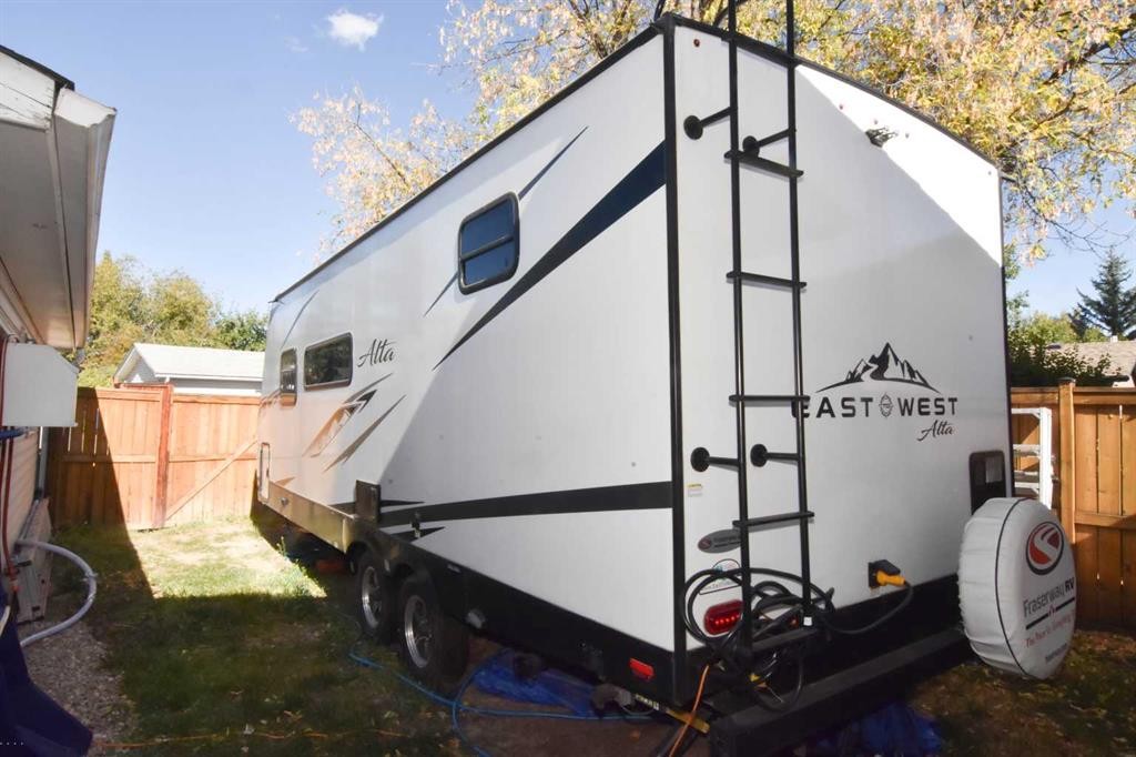 112 Woodvale Road Sw, Calgary, AB - Outdoor With Exterior