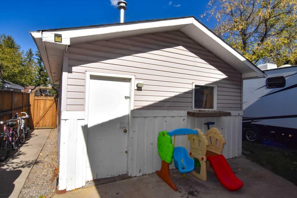 112 Woodvale Road Sw, Calgary, AB - Outdoor With Exterior