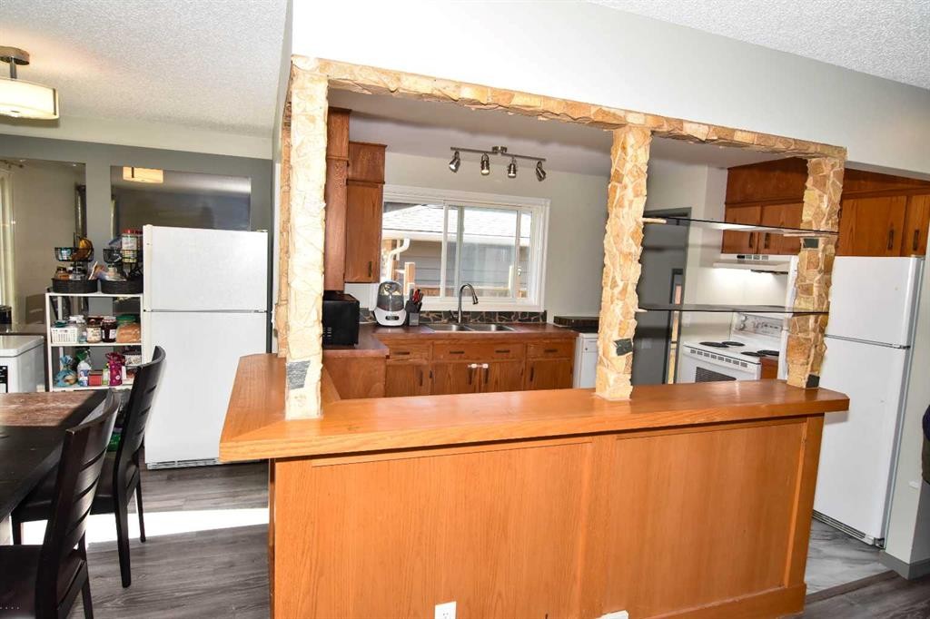 112 Woodvale Road Sw, Calgary, AB - Indoor Photo Showing Kitchen With Double Sink