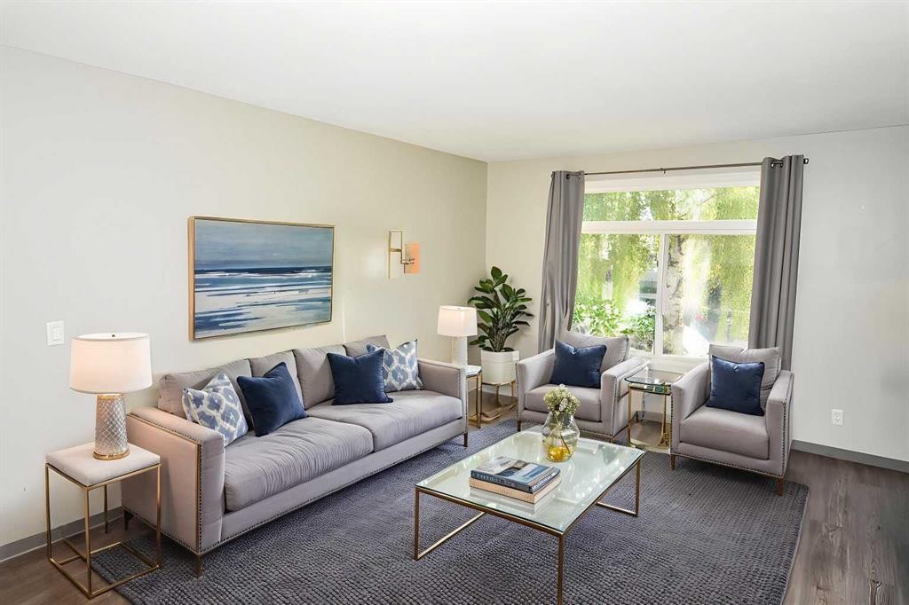 112 Woodvale Road Sw, Calgary, AB - Indoor Photo Showing Living Room
