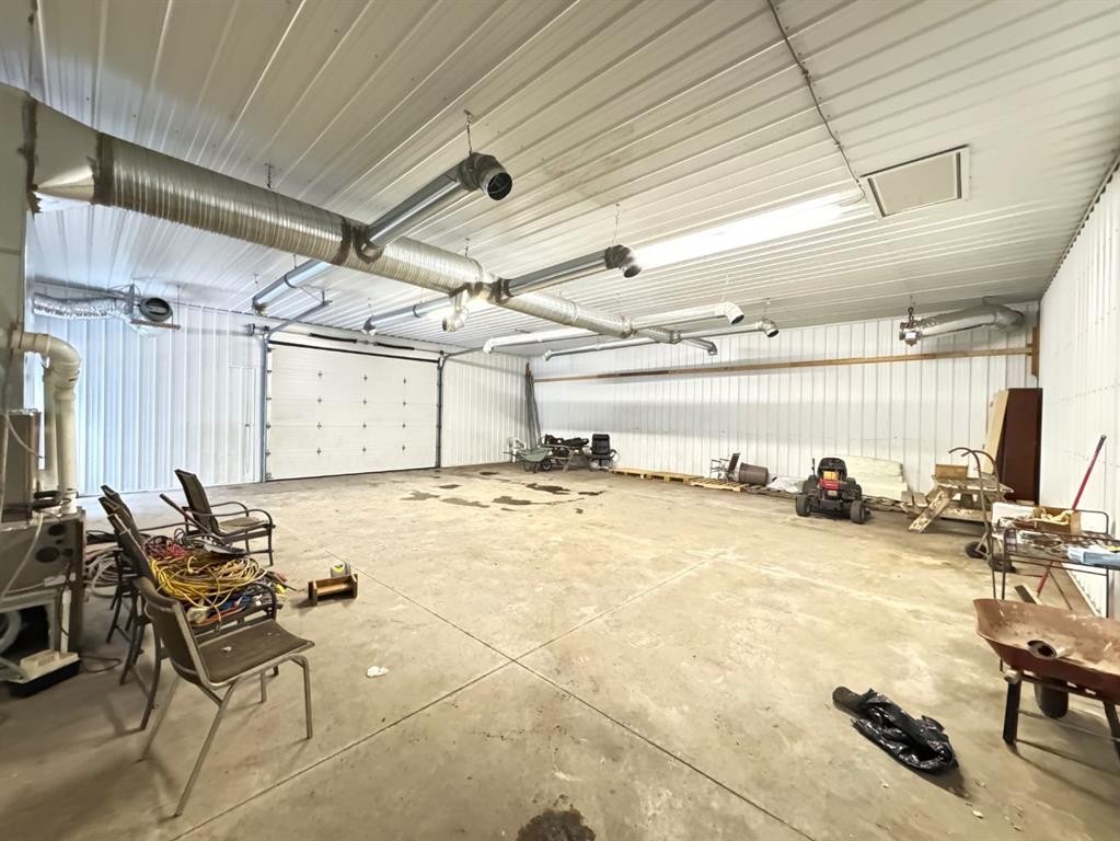 261056 Twp Rd 290, Rural Kneehill County, AB - Indoor Photo Showing Garage