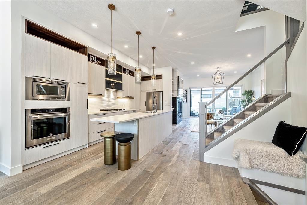 3316 41 Street Sw, Calgary, AB - Indoor Photo Showing Kitchen With Upgraded Kitchen