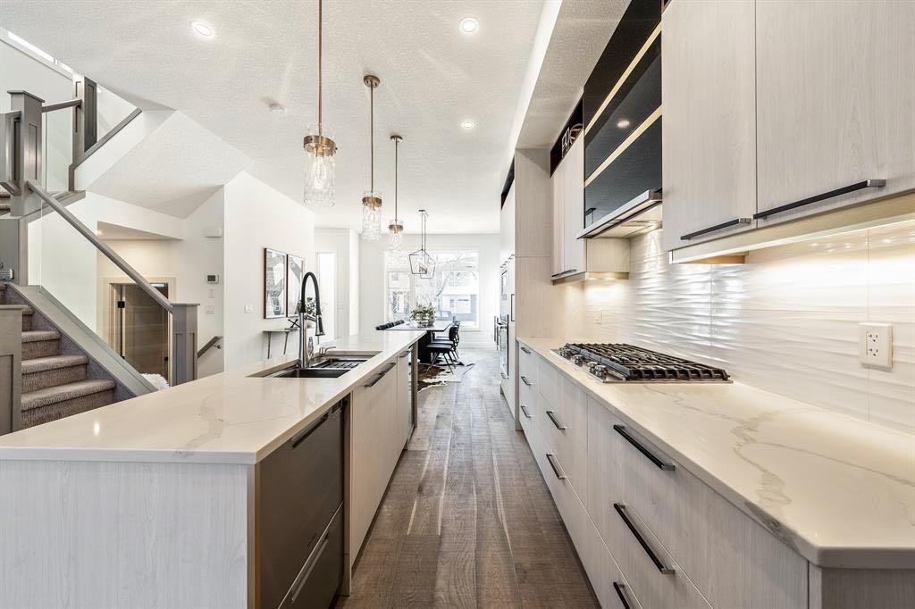 3316 41 Street Sw, Calgary, AB - Indoor Photo Showing Kitchen With Upgraded Kitchen