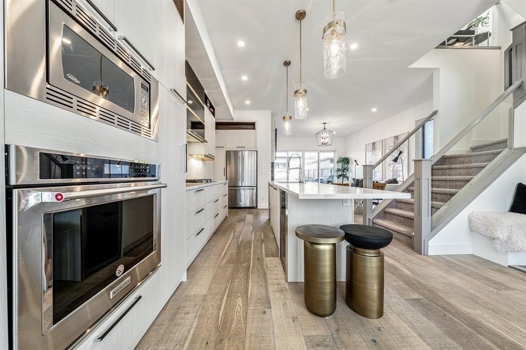 3316 41 Street Sw, Calgary, AB - Indoor Photo Showing Kitchen With Upgraded Kitchen