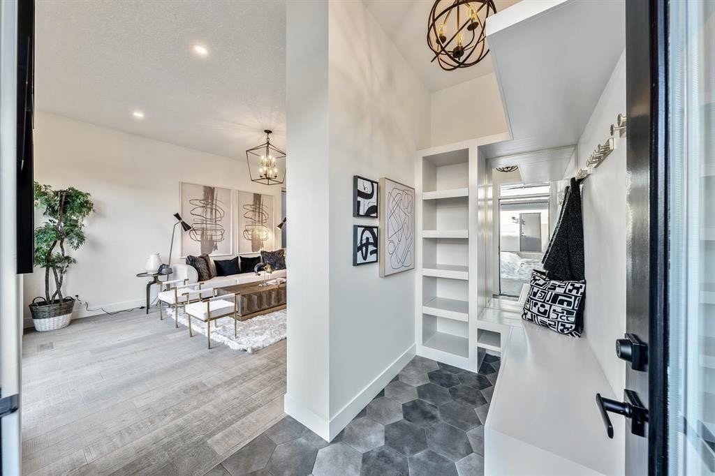 3316 41 Street Sw, Calgary, AB - Indoor Photo Showing Other Room