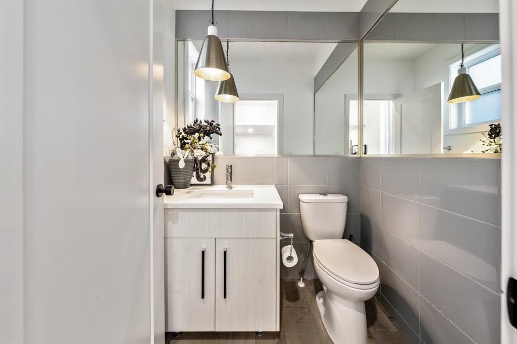 3316 41 Street Sw, Calgary, AB - Indoor Photo Showing Bathroom