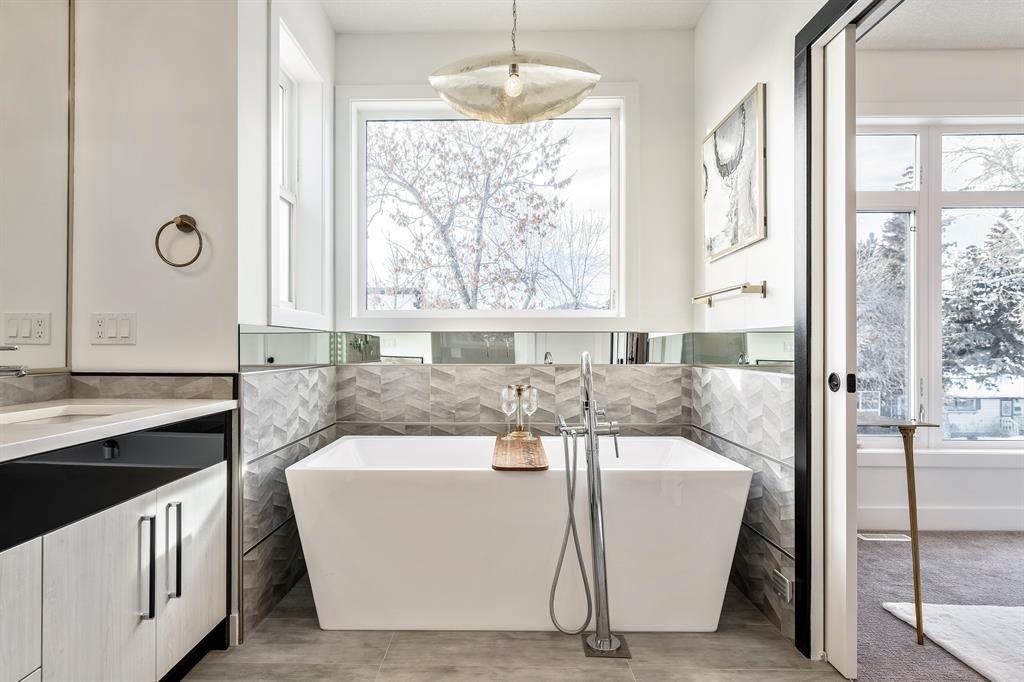 3316 41 Street Sw, Calgary, AB - Indoor Photo Showing Bathroom
