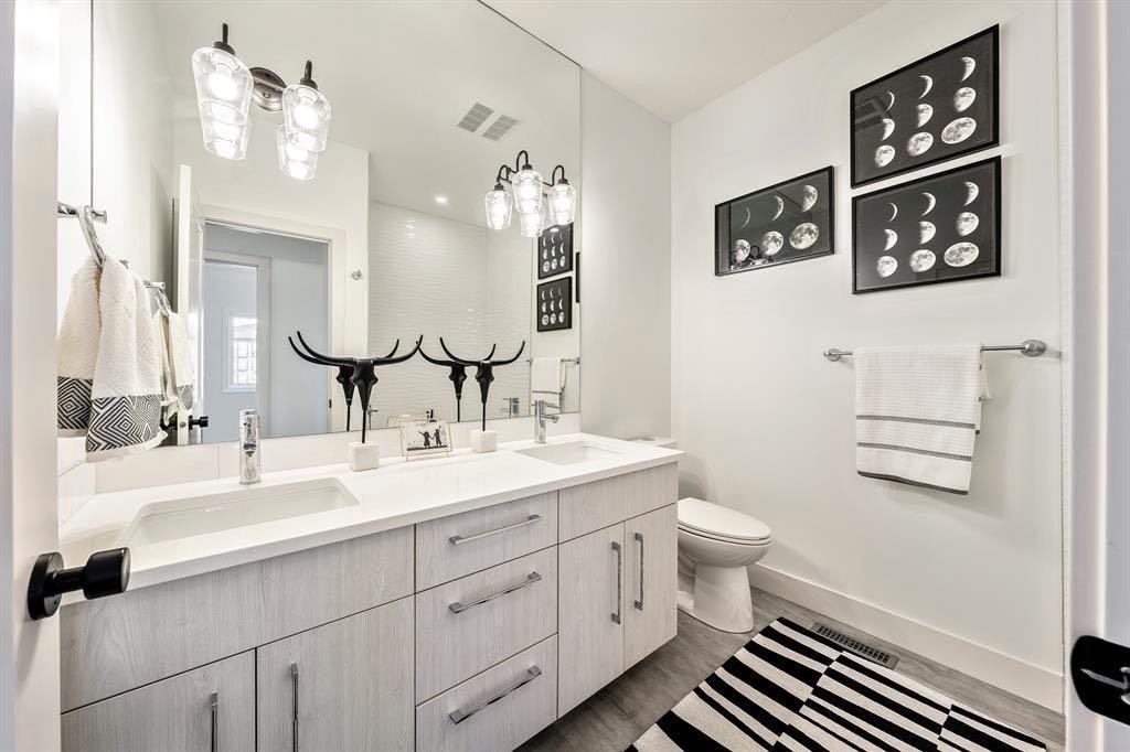 3316 41 Street Sw, Calgary, AB - Indoor Photo Showing Bathroom