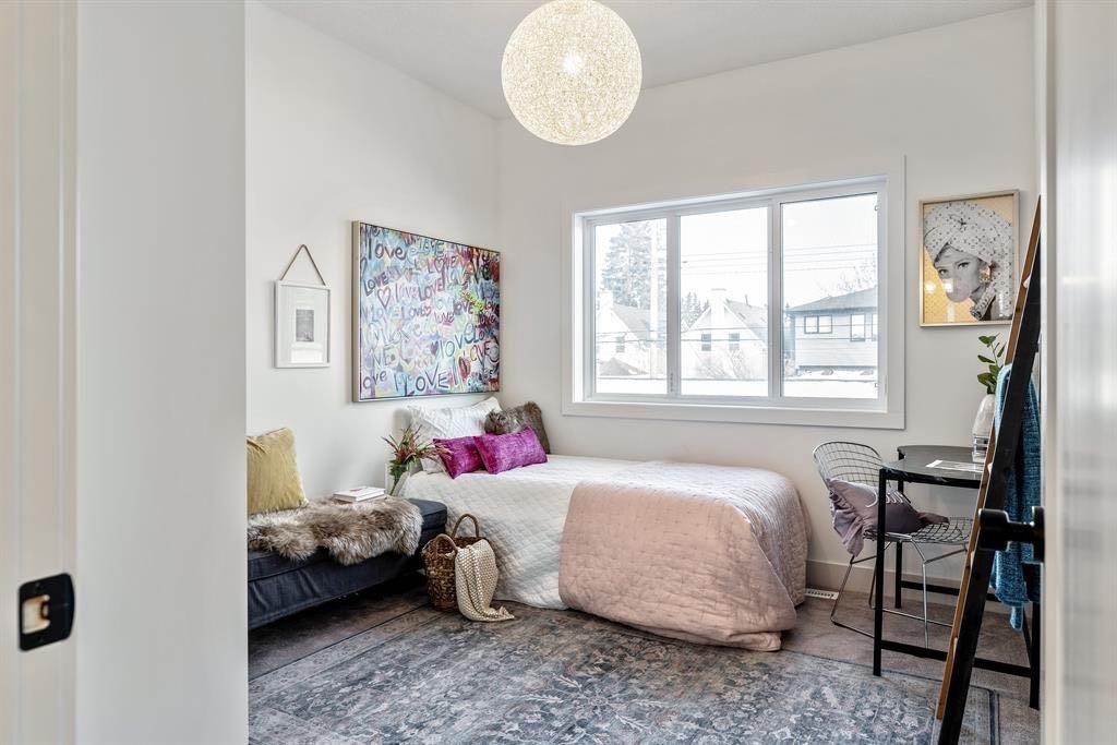 3316 41 Street Sw, Calgary, AB - Indoor Photo Showing Bedroom