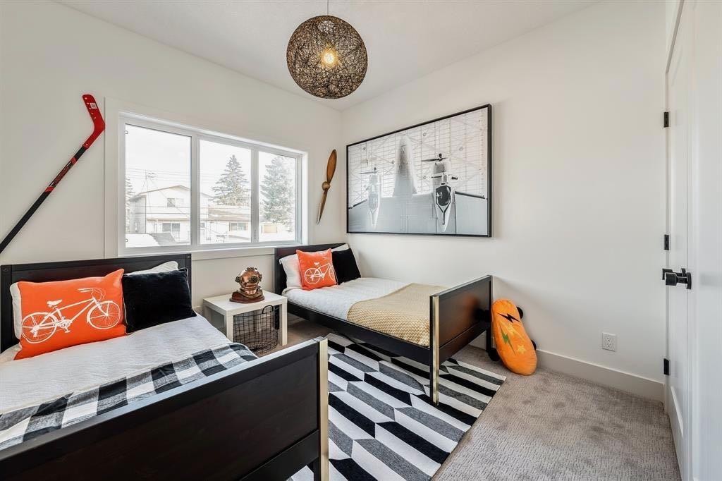 3316 41 Street Sw, Calgary, AB - Indoor Photo Showing Other Room