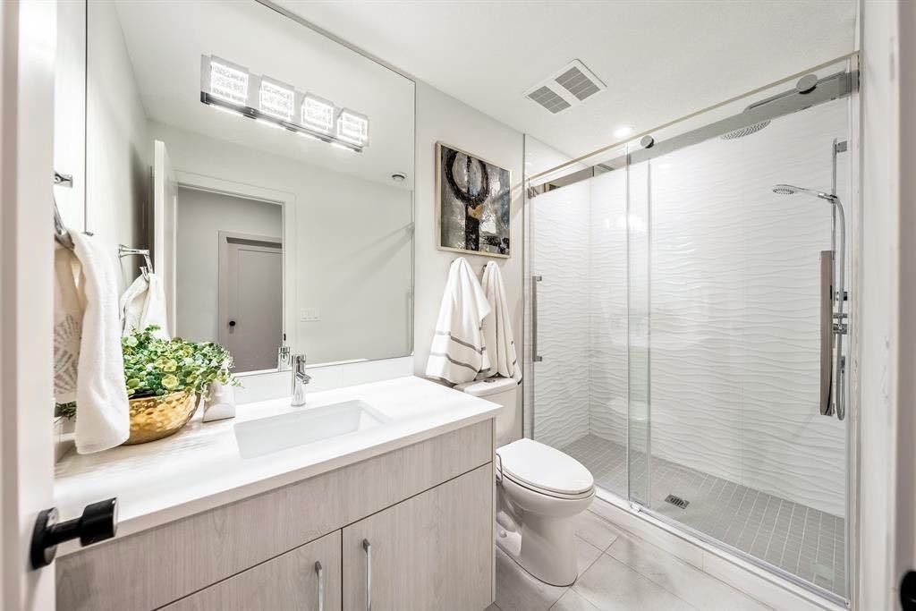 3316 41 Street Sw, Calgary, AB - Indoor Photo Showing Bathroom