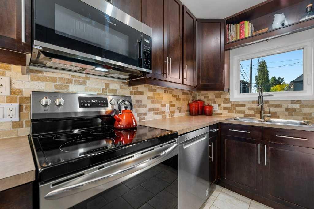 1131 15 Avenue Ne, Calgary, AB - Indoor Photo Showing Kitchen