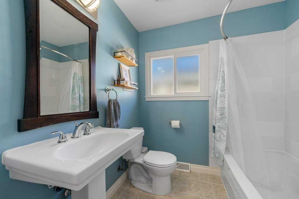 1131 15 Avenue Ne, Calgary, AB - Indoor Photo Showing Bathroom