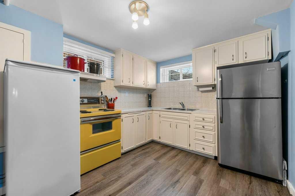 1131 15 Avenue Ne, Calgary, AB - Indoor Photo Showing Kitchen With Double Sink