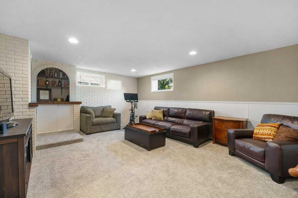 1131 15 Avenue Ne, Calgary, AB - Indoor