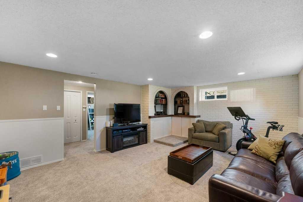 1131 15 Avenue Ne, Calgary, AB - Indoor