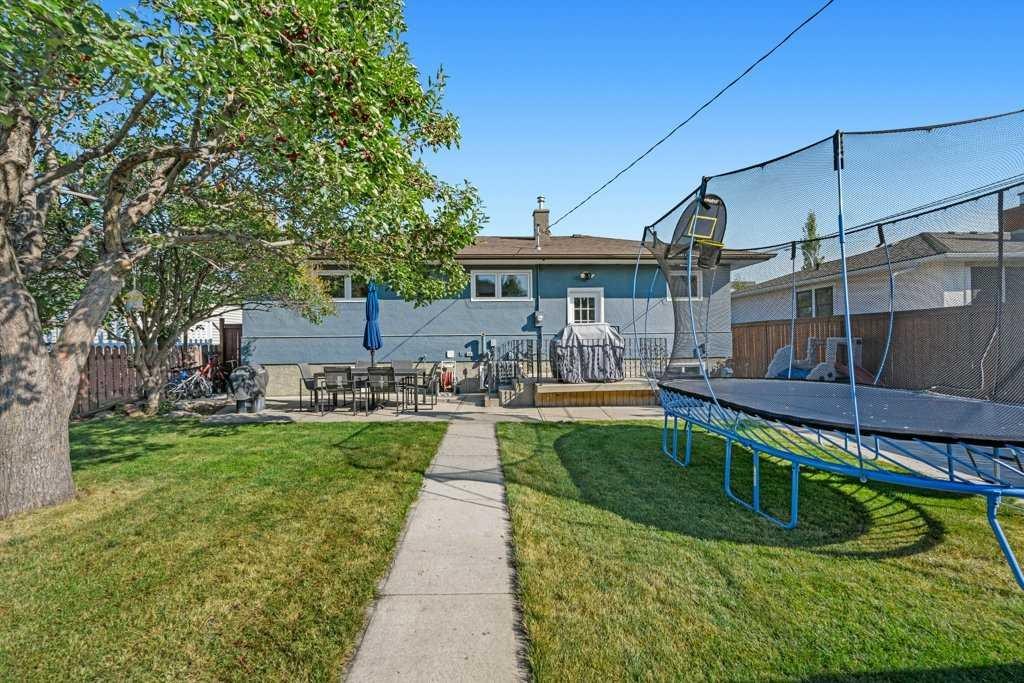 1131 15 Avenue Ne, Calgary, AB - Outdoor