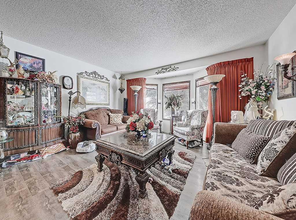 32 Sheppard Road Sw, High River, AB - Indoor Photo Showing Living Room