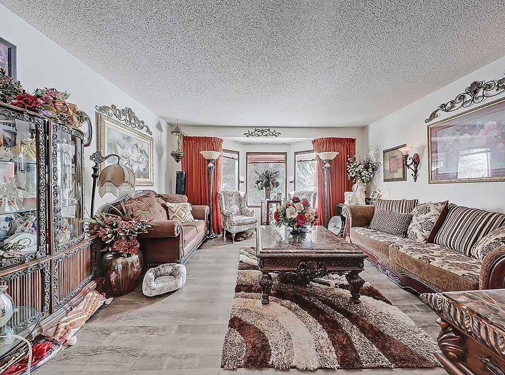 32 Sheppard Road Sw, High River, AB - Indoor Photo Showing Living Room