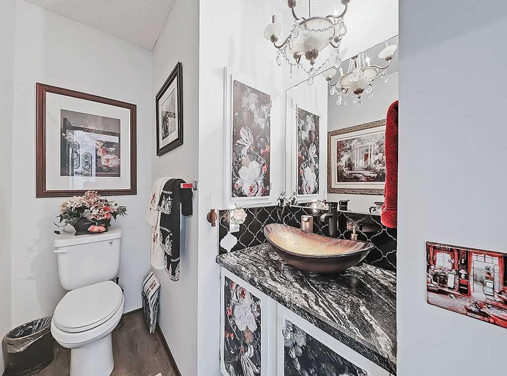 32 Sheppard Road Sw, High River, AB - Indoor Photo Showing Bathroom