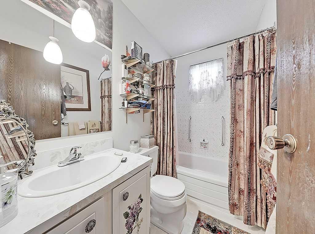 32 Sheppard Road Sw, High River, AB - Indoor Photo Showing Bathroom