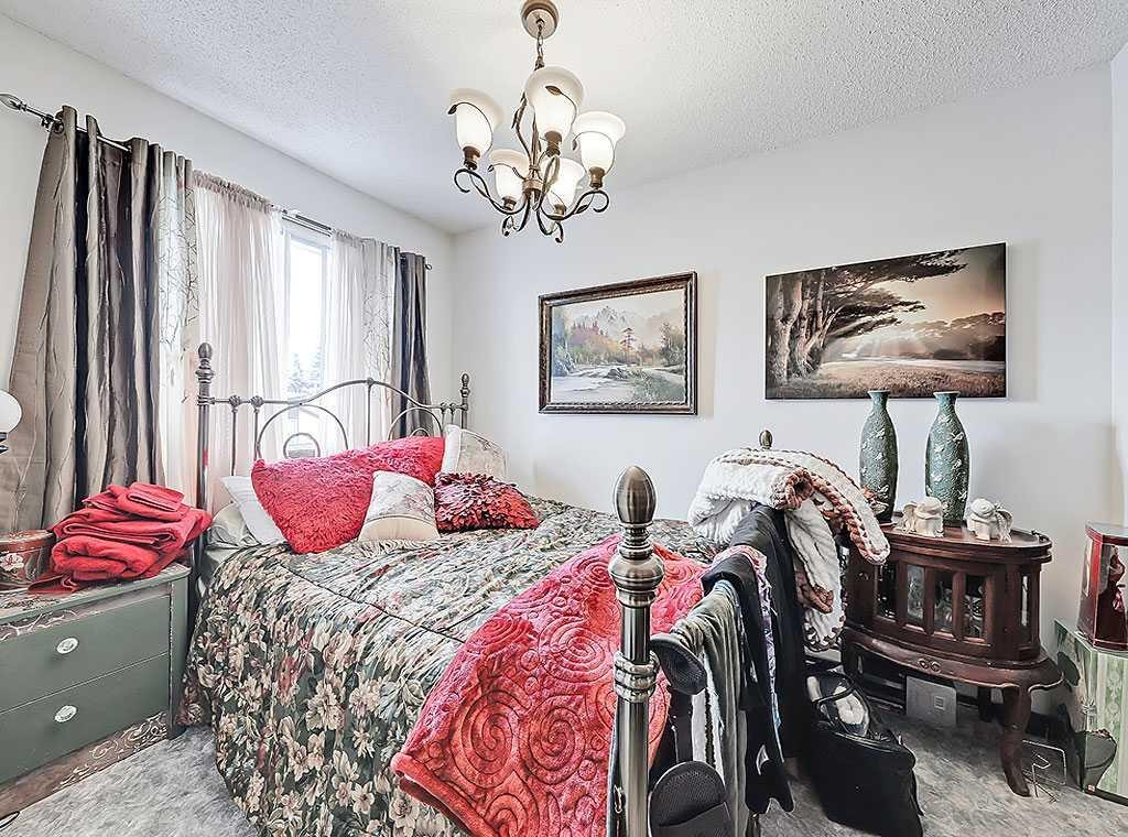 32 Sheppard Road Sw, High River, AB - Indoor Photo Showing Bedroom