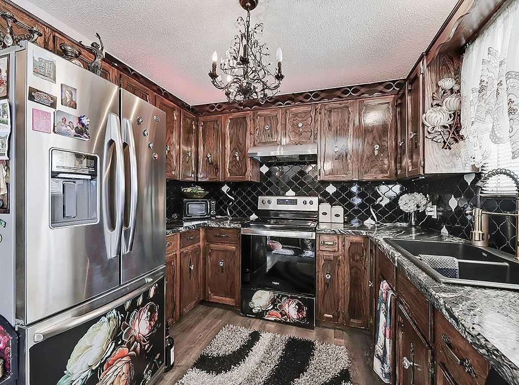 32 Sheppard Road Sw, High River, AB - Indoor Photo Showing Kitchen With Double Sink