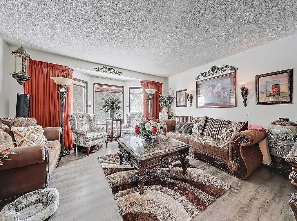 32 Sheppard Road Sw, High River, AB - Indoor Photo Showing Living Room