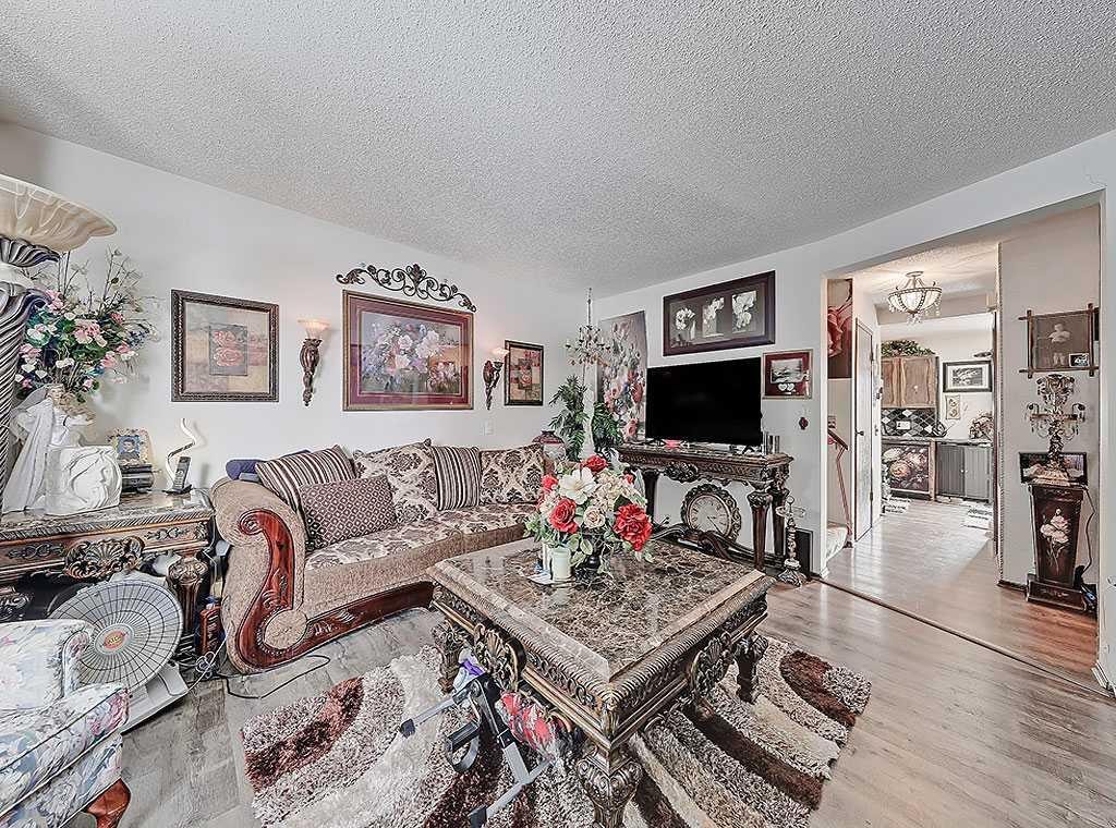 32 Sheppard Road Sw, High River, AB - Indoor Photo Showing Living Room